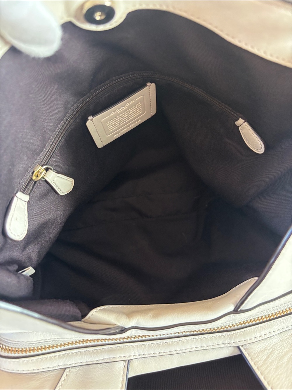 EUC Coach Outline Signature Lexy Shoulder Bag in Light Khaki/Chalk - Picture 13 of 16